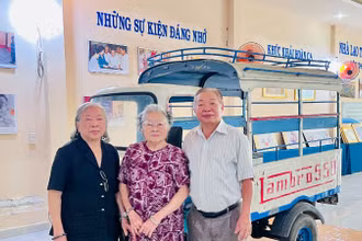 Anh hùng LLVTND Ngô Tùng Chinh cùng hai chị ruột trong Nhà truyền thống về Lực lượng Biệt động Sài Gòn-Gia Định.