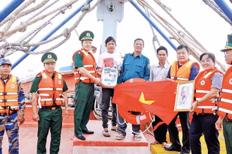 Bộ đội Biên phòng và ngành chức năng tỉnh Sóc Trăng tặng ngư dân ảnh Bác Hồ, cờ Tổ quốc, tủ thuốc, áo phao.