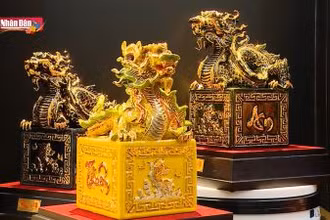 Độc đáo ấn rồng dát vàng bằng gốm sứ