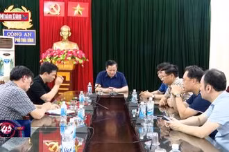 Bắt khẩn cấp cô giáo đảm nhiệm việc đón trẻ