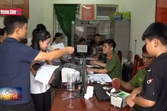Người dân hào hứng đi làm thẻ căn cước mới