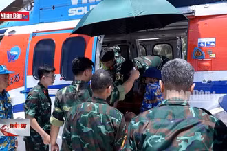 Đưa hai bệnh nhân từ huyện đảo Trường Sa về đất liền bằng trực thăng