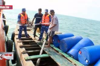 Vận chuyển nước ngọt đến với người dân đảo Hòn Chuối