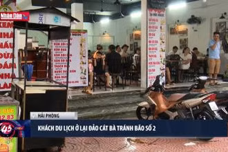 Khách du lịch ở lại đảo Cát Bà tránh bão số 2