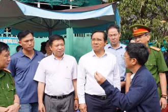 Chủ tịch Ủy ban nhân dân Thành phố Hồ Chí Minh Nguyễn Văn Được kiểm tra hiện trường vụ cháy