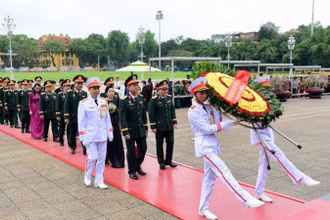 Đoàn đại biểu Quân khu 7 dâng hương tại Lăng Chủ tịch Hồ Chí Minh.