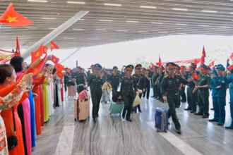 Người dân Thành phố Hồ Chí Minh chào tạm biệt các đoàn tham gia diễu binh, diễu hành trong Đại lễ 30/4.