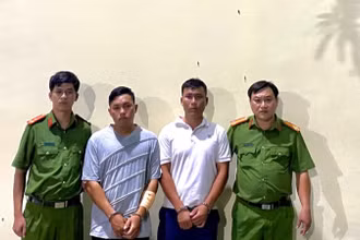 Hai đối tượng cướp tài sản bị công an bắt giữ.