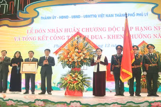 Thừa ủy quyền của Chủ tịch nước Cộng hòa xã hội Chủ nghĩa Việt Nam, đồng chí Bí thư Tỉnh Hà Nam trao tặng Huân chương Độc lập hạng Nhì cho Đảng bộ, Chính quyền và nhân dân thành phố Phủ Lý.