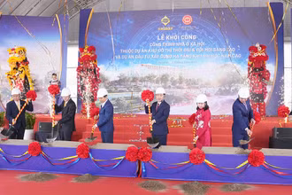 Các đại biểu thực hiện nghi thức động thổ.