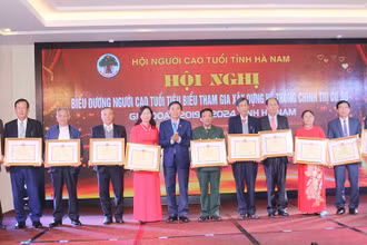 Đồng chí Phó Chủ tịch Ủy ban nhân dân tỉnh Hà Nam trao Bằng khen của Chủ tịch Ủy ban nhân dân tỉnh cho các cá nhân có thành tích xuất sắc trong phong trào Người cao tuổi tham gia xây dựng hệ thống chính trị cơ sở.