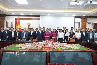 Thường trực Tỉnh ủy Hà Nam cùng các doanh nghiệp Nhật Bản trên địa bàn.