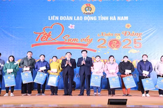 Đại diện Thường trực HĐND và lãnh đạo UBND tỉnh Hà Nam tặng quà động viên người lao động.