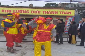 Các túi lương được nhân dân chuẩn bị sẵn sàng cho lễ phát lương Đức Thánh Trần.