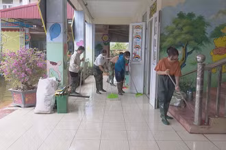 Khi nước rút, các nhà trường tập trung vệ sinh trường lớp để đón trẻ trở lại trường học.