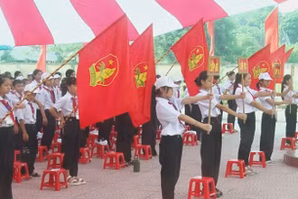 Các em học sinh đón chào năm học mới.