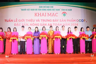 Cắt băng Khai trương Tuần lễ giới thiệu và trưng bày sản phẩm OCOP, đặc sản, nông sản an toàn tại tỉnh Hà Nam năm 2024.