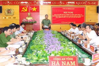 Đại tá Tô Anh Dũng, Ủy viên Ban Thường vụ Tỉnh ủy, Bí thư Đảng ủy, Giám đốc Công an tỉnh Hà Nam phát biểu tại hội nghị.