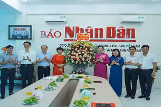 Đồng chí Bí thư Tỉnh ủy Hà Nam chúc mừng Văn phòng Đại diện Báo Nhân Dân tại Hà Nam 