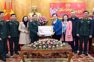 Thượng tướng Nguyễn Tân Cương, Ủy viên Trung ương Đảng, Ủy viên Thường vụ Quân ủy Trung ương, Tổng Tham mưu trưởng Quân đội nhân dân Việt Nam, Thứ trưởng Bộ Quốc phòng và đoàn công tác thăm, chúc Tết tại Tỉnh ủy Hà Nam.