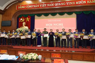 Các tập thể có thành tích xuất sắc trong công tác xây dựng Đảng được Ban Thường vụ Tỉnh ủy Hà Nam khen thưởng.