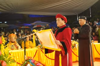 Đại diện bô lão trong xã Trần Hưng Đạo đọc văn trình tại buổi lễ.