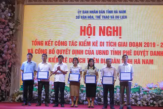 Đồng chí Nguyễn Anh Chức, Phó Chủ tịch Thường trực UBND tỉnh Hà Nam trao hồ sơ danh mục kiểm kê di tích cho các địa phương.