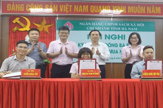 Đại diện các đơn vị và khách hàng vay vốn ký kết hợp đồng ba bên.