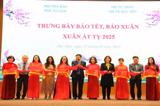 Các đại biểu cắt băng khai mạc Trưng bày báo Tết, báo Xuân Ất Tỵ 2025.