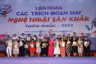 Đồng chí Bí thư Tỉnh ủy Hà Nam trao giải Vàng cho các diễn viên.