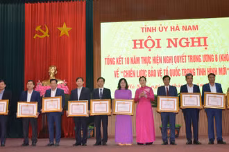 Đồng chí Bí thư Tỉnh ủy Hà Nam tặng Bằng khen của Ban Thường vụ Tỉnh ủy Hà Nam cho các tập thể, cá nhân có thành tích xuất sắc.