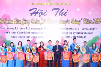 Lãnh đạo Liên đoàn Lao động tỉnh Hà Nam tặng hoa và cờ lưu niệm cho các đơn vị tham dự hội thi.