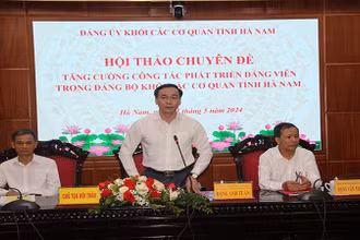 Đồng chí Bí thư Đảng ủy Khối các cơ quan tỉnh và các đồng chí lãnh đạo Đảng ủy Khối điều hành nội dung thảo luận tại hội thảo.