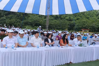 Các đại biểu dự lễ phát động Tháng hành động vì môi trường.
