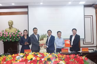 Các đồng chí lãnh đạo Ủy ban nhân dân tỉnh Hà Nam trao giấy chứng nhận đăng ký đầu tư dự án cho nhà đầu tư.