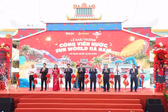 Đồng chí Phó Thủ tướng Chính phủ cùng lãnh đạo tỉnh Hà Nam và Tập đoàn Sun Group cắt băng khai trương Công viên nước Sun World Hà Nam.