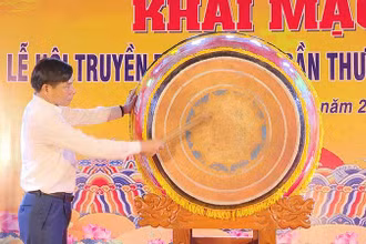 Đồng chí Nguyễn Anh Chức, Phó Chủ tịch Thường trực Ủy ban nhân dân tỉnh Hà Nam đánh trống khai hội.