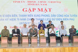 Các đồng chí lãnh đạo tỉnh Hà Nam tặng quà tri ân các chiến sĩ Điện Biên, dân công hỏa tuyến huyện Thanh Liêm.