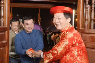 Nhân dân và du khách phấn khởi được về nhận lương Đức Thánh Trần.