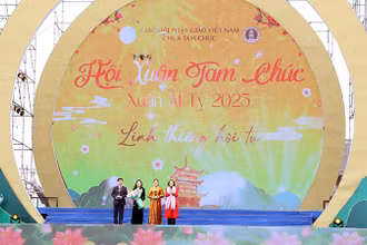 Phó Chủ tịch Quốc hội Nguyễn Thị Thanh đã trao giải thưởng “Hà Nam - điểm đến du lịch hàng đầu mới nổi châu Á” và giải thưởng đặc biệt năm 2024 của Tổ chức Giải thưởng Du lịch thế giới.