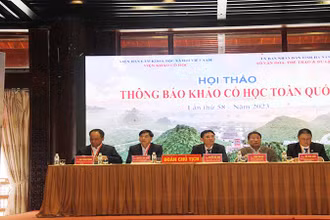 Đoàn Chủ tịch hội thảo.