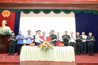 Chủ tịch Ủy ban nhân dân tỉnh Hà Nam và Chủ tịch tập đoàn Viettel ký kết thỏa thuận hợp tác.