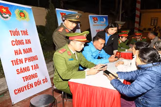 Cán bộ Công an hướng dẫn người dân cài đặt ứng dụng tài khoản định danh điện tử VNEID và thực hiện các bước khai báo tố giác tội phạm qua ứng dụng VNEID.
