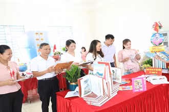 Các thầy, cô giáo, các em học sinh tham quan gian trưng bày sách tại chương trình.