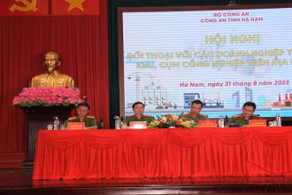 Các đồng chí chủ trì Hội nghị đối thoại.