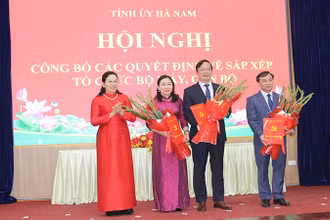 Đồng chí Bí thư Tỉnh ủy Hà Nam trao Quyết định và tặng hoa chúc mừng các đồng chí Bí thư và Phó Bí thư Đảng bộ các cơ quan Đảng tỉnh.