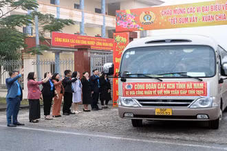 Lãnh đạo Liên đoàn Lao động tỉnh Hà Nam động viên công nhân, người lao động ở xa về quê đón Tết.