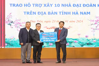 Lãnh đạo Báo Nhân Dân và Tập đoàn dầu khí Việt Nam trao hỗ trợ xây 10 nhà Đại đoàn kết cho tỉnh Hà Nam.