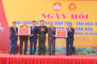 Đại tướng Nguyễn Tân Cương tặng quà cho Đảng ủy, UBND xã Tiên Ngoại và thôn Trung Liêu. 