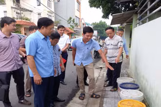 Kiểm tra việc phân loại rác thải tại hộ gia đình ở thị trấn Ba Sao, huyện Kim Bảng.